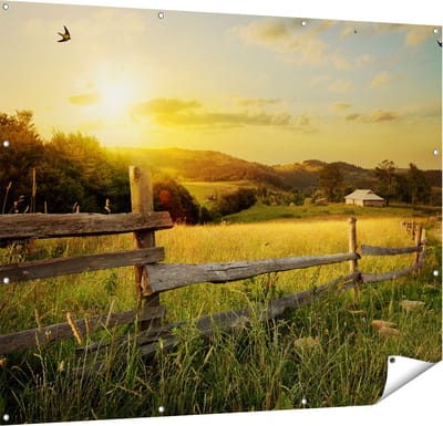 Gards Tuinposter Boerderij Hekken op het Grasveld - 150x120 cm - Tuindoek - Tuindecoratie - Wanddecoratie buiten - Tuinschilderij