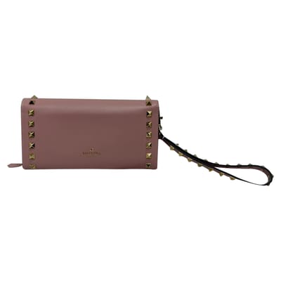 Valentino Garavani Rockstud Flap Continental polsportemonnee in roze leer