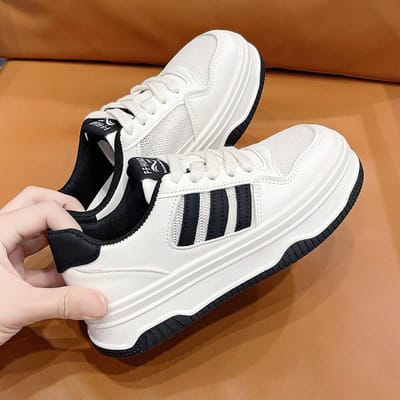 Ademende Kleine Witte Schoenen Dames Zomer Nieuwe Mode Verhogende Casual Sportschoenen Platform Licht en Comfortabel Board Schoenen 40 zwart