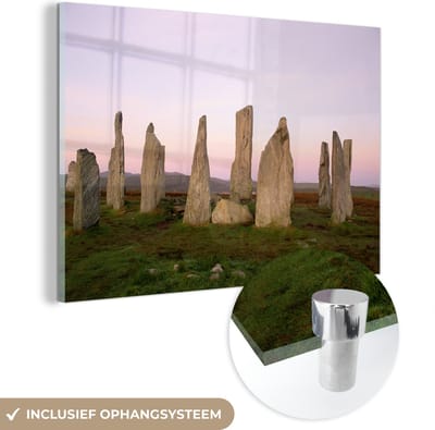 ® Glasschilderij 180x120 cm - Schilderij acrylglas - Een kleurrijke lucht boven de Calanais Standing Stones in het Verenigd Koninkrijk - Foto op glas - Muurdecoratie woonkamer - Wanddecoratie slaapkamer - Schilderijen