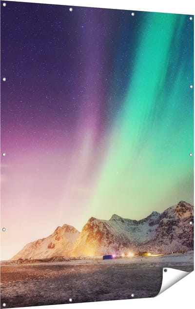 Gards Tuinposter Noorderlicht in de Bergen met Sneeuw - 120x160 cm - Tuindoek - Tuindecoratie - Wanddecoratie buiten - Tuinschilderij