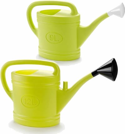 Voordeelset van 2x stuks kunststof tuin gieters 9 en 12 liter lichtgroen - Met sproeikop/broeskop - Bloemen/planten water geven