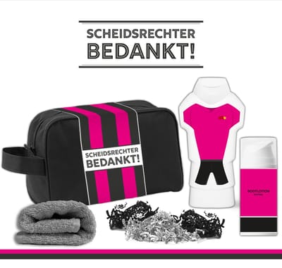 Geschenkset "Scheidsrechter bedankt!" - 450 gram - Triomf Cosmetica | Toilettas Cadeau Showergel Sport Voetbal Cadeautje Scheidsrechters Douchegel Gift Set Bedankje Week van de Scheids Scheidsbedankt Toernooi Rode Gele kaart Giftset Shirt Roze