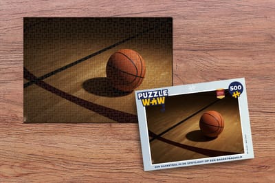 Puzzel Een basketbal in de spotlight op een basketbalveld - Legpuzzel - Puzzel 500 stukjes
