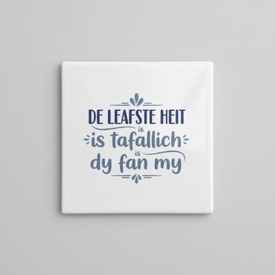 “De Leafste Heit Is Tafallich Dy Fan My” Keramische Tegel met Decoratieve Typografie – Liefdevolle Vader Quote Wanddecoratie – 15 × 15 cm