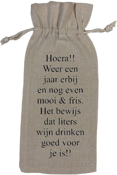 Wijnzak "Hoera!! Weer een jaar erbij en nog even mooi & fris. Het bewijs dat wijn drinken goed voor je is!!" Grappig Cadeau