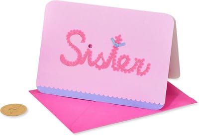 Verjaardagskaart voor zus met sierlijke details en envelop