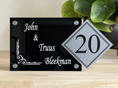 Naambordje / huisnummer voordeur | corner | 15x28cm | glans zwart | rvs afstandhouders | Huisnummerbord
