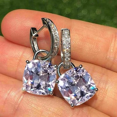 Huitan Nieuwe Aankomst Hangende Oorbellen Vrouwen Kussen Geslepen Blauwe Zirkonia Hanger Eenvoudige Stijlvolle Meisjes Oorbellen Statement Sieraden gray