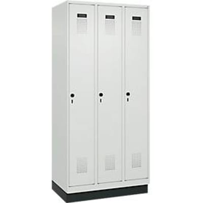 C+P Evolo Plus garderobekast, 3 vakken, 300 mm vakbreedte, met plint, rechts scharnierend, soft-close, inbraakwerend, B 900 x D 500 x H 1950 mm, veiligheidsslot espagnolet, lichtgrijs RAL 7035/lichtgrijs RAL 7035