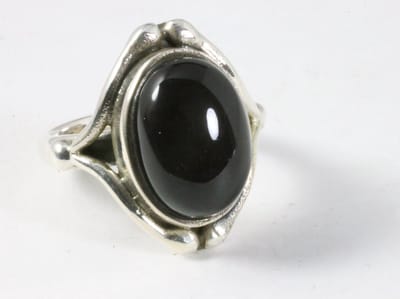 Bewerkte zilveren ring met onyx - maat 16