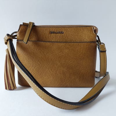 BULAGGI CROSSBODY tas "Rusty" - oker kleur - stoer - handig - diervriendelijk - sier kwastje - VEGAN
