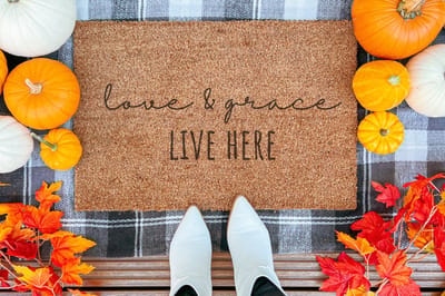 Love And Grace Live Here | 90x60 cm | Nieuwe huis cadeau | Ingangsmat | Deurmat met stijl | Verhuizing cadeau | Praktisch & trendy | Perfect voor binnenkomst | Cadeau voor nieuwe woning