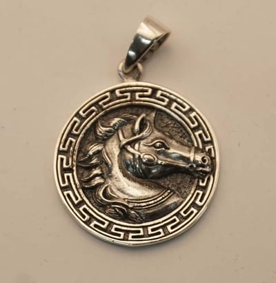 Sterling zilveren hanger paardenhoofd in sierrand - paardenhoofd hanger 925 zilver - prachtige paard hanger van zilver - paard met wind door de haren hanger voor aan ketting - horse animal pendant silver - sterling zilveren hanger dames of heren