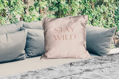 Sierkussen Buiten - Quotes - Tekst - Stay wild - 60x60 cm - Weerbestendig