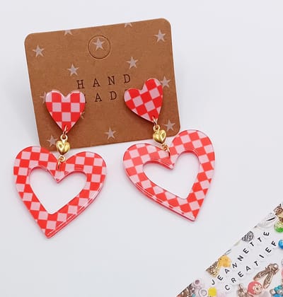Jeannette-Creatief® - Resin - Oorbellen - Back to the Fifties! Red Hearts met een Vintage Look - Retro - Oorbellen Hartjes - RVS Oorstekers - Eclectische Oorbellen - Fifties - Valentijn - Moederdag