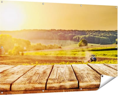 Gards Tuinposter Tractor in het Veld met Houten Planken - 150x100 cm - Tuindoek - Tuindecoratie - Wanddecoratie buiten - Tuinschilderij