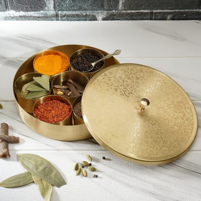 Handgemaakte Messing Ronde Specerijendoos Goudkleurig met Gegraveerde Deksel – 7 Bakjes & 1 Lepel, Decoratieve Masala Organizer, Luxe Kruidenhouder Cadeau