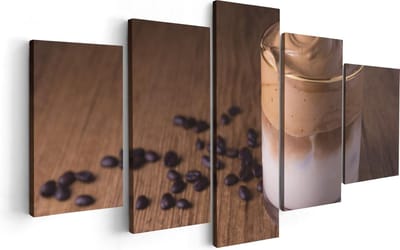 Artaza Canvas Schilderij Vijfluik IJskoffie Met Koffiebonen Op Tafel - 100x50 - Foto Op Canvas - Canvas Print