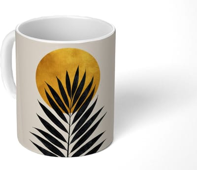 Mok - Koffiemok - Zwart palmblad - Gouden cirkel - Beige achtergrond - Mokken - 350 ML - Beker - Koffiemokken - Theemok