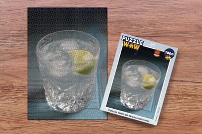 Puzzel Een Gin tonic op een blauwe tafel - Legpuzzel - Puzzel 1000 stukjes volwassenen