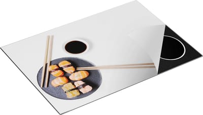 Chefcare Inductie Beschermer Sushi met Stokjes op een Witte Achtergrond - 75x50 cm - Afdekplaat Inductie - Kookplaat Beschermer - Inductie Mat