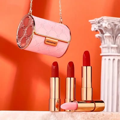Luxury Love Soft Mist Lipstick – 4-kleuren Matte & Velvet Lippenstift in Handtas Set – Romige, Langdurige, Waterdichte Formule – Non-Stick & Non-Smudge – Luxe & Compact Cadeau voor Elke Gelegenheid