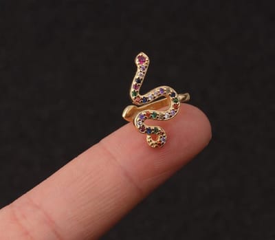 Slang ear cuff met gekleurde steentjes | goud gekleurd