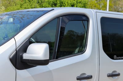 Zijwindschermen tbv Opel Vivaro (type2) model vanaf 2014-2019 & Renault Trafic (type3) model vanaf 2014 & Fiat Talento vanaf 2016 set a 2 stuks donker getint raamspoilers fenders visors pasvorm
