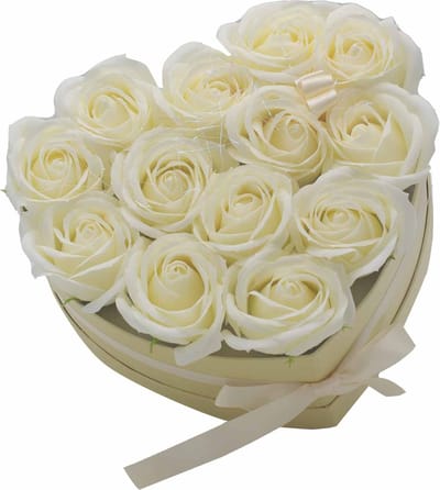 Zeep Bloemen Geschenkset - 13 Crème Rozen - Hartvorm - 23.5x20x15cm