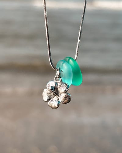 Laguna Treasures - Zeeglas - ketting - hibiscus - zilver - snake ketting- Halsketting - Sieraden - Surf -Bloem