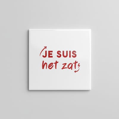 Grappige Quote Keramische Tegel “Je Suis Het Zat” – Stoere Rode Typografie Statement Wanddecoratie – Decoratieve Tegel 15 × 15 cm