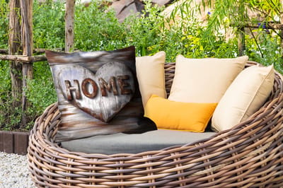 Sierkussen Buiten - Home - Hart - Houtlook - Liefde - 60x60 cm - Weerbestendig