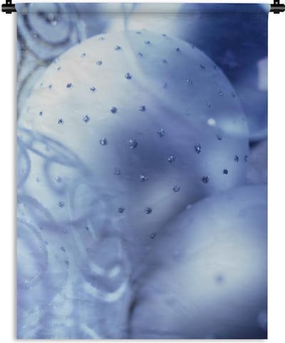 Wandkleed Kerst - Een foto van kerstballen met een blauwe tint Wandkleed katoen 60x80 cm - Wandtapijt met foto