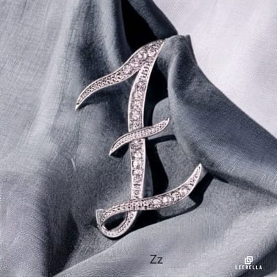 Luxe Strass | Z | Letter Broche Zilverkleurig met Zirconia Steentjes – Unisex Cursieve Initialen Pin Diverse Maten Voor Heren & Dames