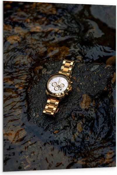 Dibond - Goude Horloge op Waterige Steen - 80x120cm Foto op Aluminium (Wanddecoratie van metaal)