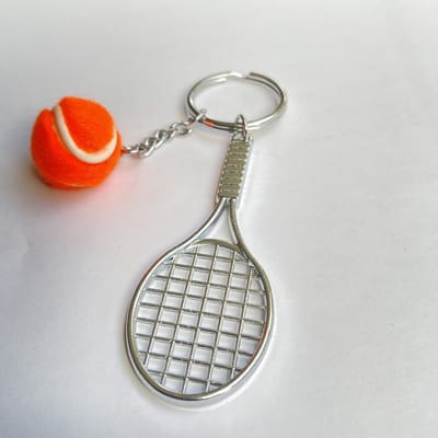 GoedeDoelen.Shop | Sleutelhanger Tennisracket Zilver | Tashanger Tennis | Tennisbal | Tennisracket | Tashanger | Sleutelring Tennis | Sporttashanger