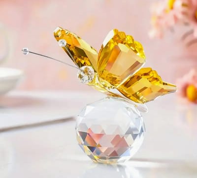 Prachtige gele vlinder op bol van kristal - Decoratie -Kado - Geschenk - Troost