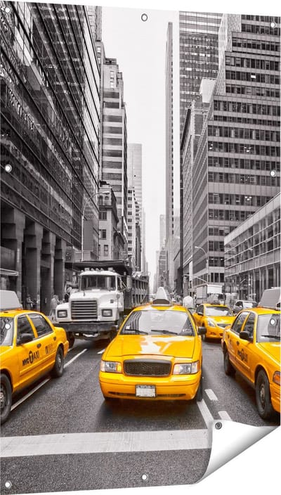Gards Tuinposter New York Gele Taxi's - Zwart Wit - 80x120 cm - Tuindoek - Tuindecoratie - Wanddecoratie buiten - Tuinschilderij