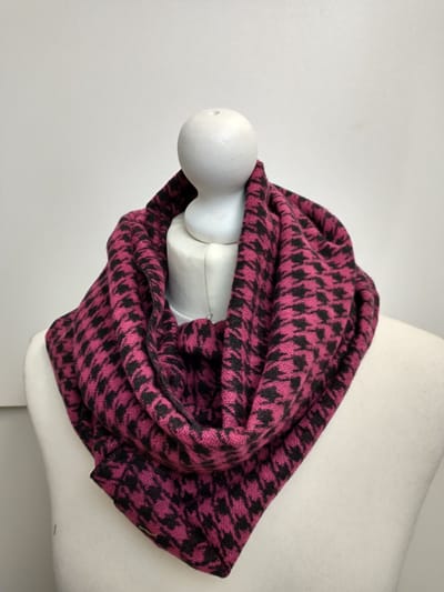 Dames warme colsjaal Florinda-pied de poule motief-fuchsia zwart-wintersjaal