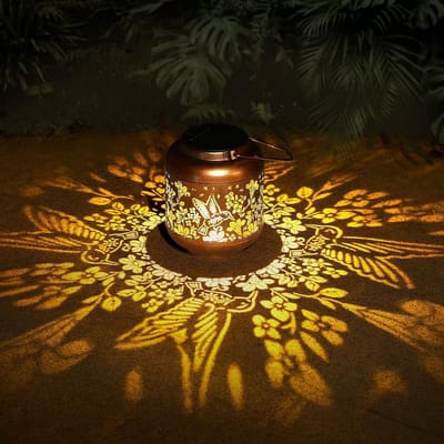 Kolibrie Solar Lantaarn, hangende metalen buitendecoratie, waterdicht met LED-verlichting, geschikt voor tuinen, terrassen, patio's, gazons, achtertuinen en veranda's. Een geweldig cadeau voor moeder en oma.