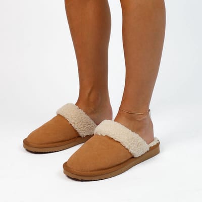 Manfield - Dames - Cognac suède pantoffels met imitatiewol - Maat 37
