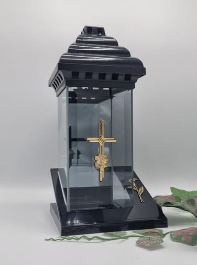 Herdenkingslicht - L-5b - Lantaren - Kruis/Roosjes - Calla - Goud/Zwart - Windlicht - Graflicht - Graflantaarn - Grafdecoratie