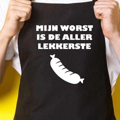 Zwart keukenschort / BBQ-schort met tekst | Mijn worst is de aller lekkerste | Katoen - One size - Verstelbaar - Wasbaar - Cadeau voor hem - Vaderdag - Gratis verzending - Cadeau voor Kerst & sinterklaas | Incl. 2 jaar garantie