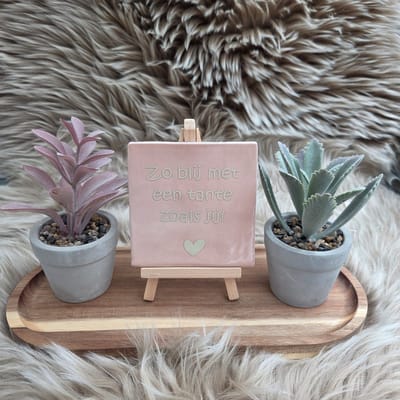 Robuust wenstegeltje – Zo Blij met een Tante zoals Jij – 10x10 cm – Cadeau voor Tante – Trendy nu – Zomaar – Zwangerschap aankondiging – Decoratief Tegeltje met Standaard – Cadeau Idee