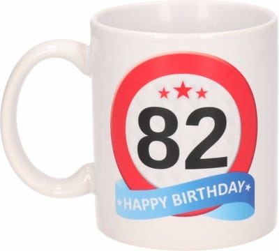 Beallatio Decorations - 82 jaar Verjaardag koffiemok - cadeau beker - stopbord print met happy birthday - 300 ml - keramiek - wit