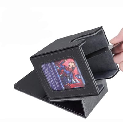 Deckmasters XS Deckbox met Magnetische Sluiting – PU Leer – Geschikt voor Toploaders – Grijze Suède Binnenkant