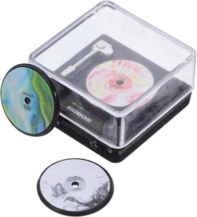 Set van mini platenspelers: retro miniatuur CD-speler met vinyl platen voor poppenhuis - simulatie van een elektrisch apparaat voor een realistische scène, perfect voor decoratie en creatief speelgoed