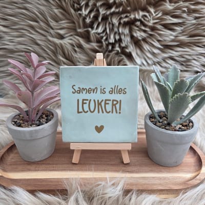 Robuust wenstegeltje “Samen is alles leuker!” – Liefde & Vriendschap Cadeau – Keramiek – Decoratie – Relatie Cadeautje – Vriendschap - Trendy nu – Decoratief Tegeltje met Standaard – Cadeau Idee