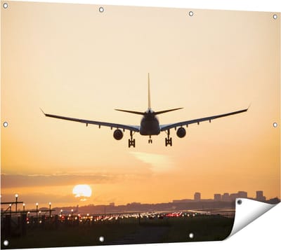 Gards Tuinposter Vliegtuig Landt tijdens Zonsondergang - 120x90 cm - Tuindoek - Tuindecoratie - Wanddecoratie buiten - Tuinschilderij